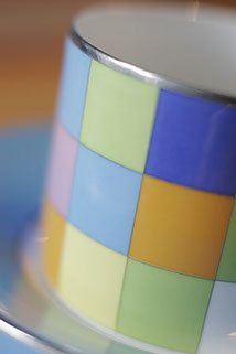 Feine Porzellantasse mit Goldrand gif